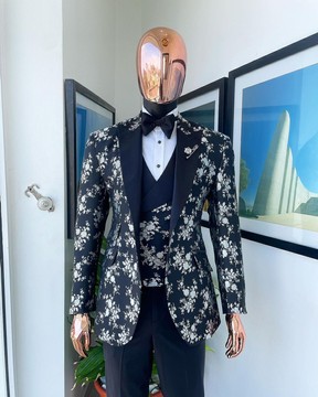 Un costume de smoking en jacquard noir anthracite dispersé et argent éclaboussé