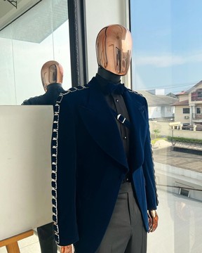 Un bleu nuit, tissu de velours imbibé, tricoté, costume de smoking à larges revers en pointe