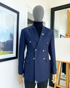 Un costume blazer croisé bleu marine à revers en pointe et à rayures craie