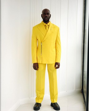Un costume et un pantalon monochrome jaune « panthère » à revers en pointe.