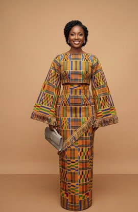 Ensemble deux pièces en kente composé d’un crop top et d’une jupe longue à franges, idéal pour les événements en journée, les rendez-vous et les fêtes dans le jardin.