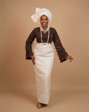 Ensemble traditionnel rayé ougandais avec pagne assorti et robe remarquable