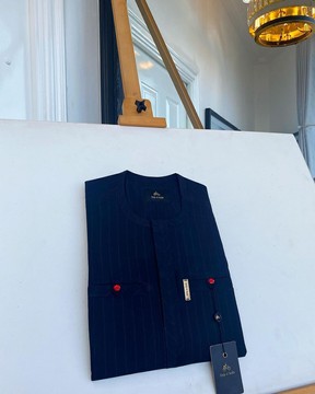 Un oeil de hibou bleu nuit à rayures crayon, caftan de sénateur natif.