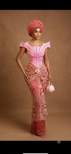 Robe bustier rose et rouge ornée de décorations