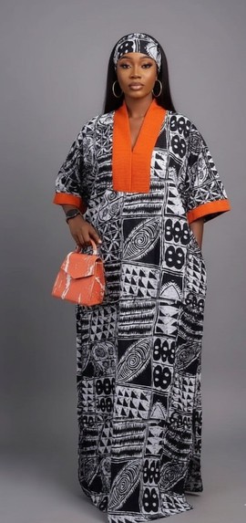 Caftan élégant imprimé noir et blanc avec des touches d’orange
