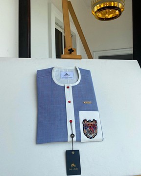 Un caftan à carreaux bleu et blanc à carreaux