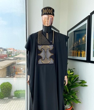 Un motif de broderie de longueur d'onde noir anthracite avec topaze claire ss30 et cristal xilion