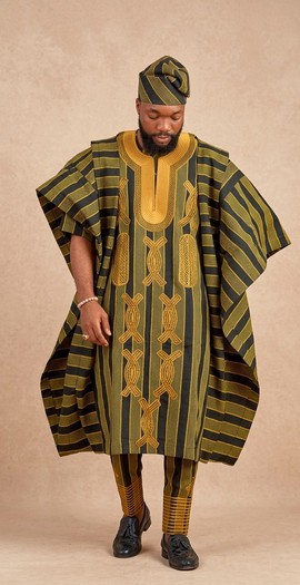 Ensemble Agbada en Aso Oke pour homme avec détails brodés et bonnet assorti