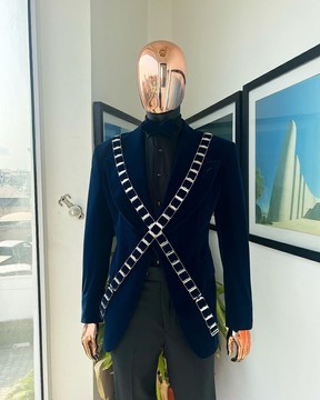 Un « X » bleu nuit, tissu de velours imbibé, tricoté, costume de smoking à larges revers en pointe.