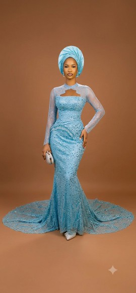 Robe en dentelle bleu clair ornée de décorations