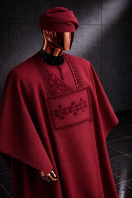 Ensemble agbada et caftan brodé rouge lie-de-vin pour homme – Robe géométrique ton sur ton avec pantalon et bonnet