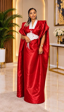 Élégante robe Bubu en satin rouge avec des détails blancs | Style kaftan africain de luxe