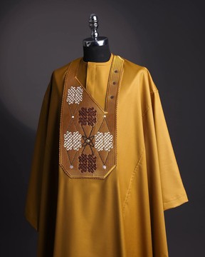 Un brun fauve, des détails de broderie "arewa connecté" avec un agbada en pierre Swarovski lacé