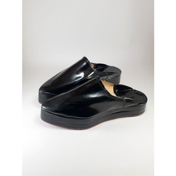 Handcrafted feminine fashion slipper