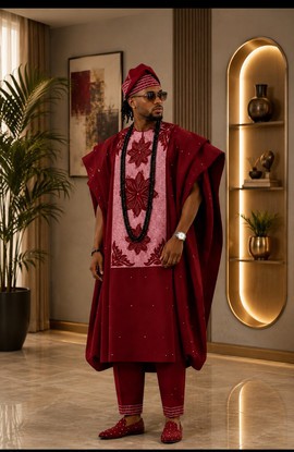 Ensemble Agbada bordeaux brodé pour homme – Panneau en guipure florale avec clous en cristal et bonnet