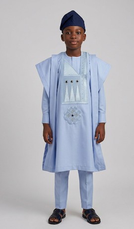 Ensemble Agbada bleu clair pour garçon – Babariga traditionnel 3 pièces avec bonnet bleu marine | Tenue traditionnelle pour enfants