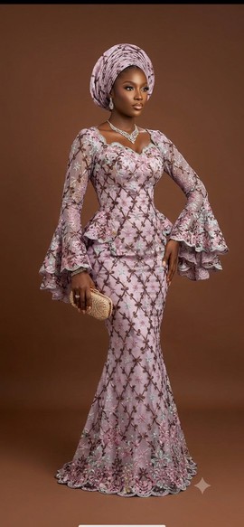 Robe péplum lavande ornée de détails décoratifs