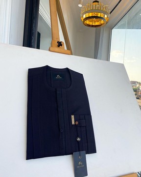 Un crayon rayé bleu, caftan de sénateur traditionnel autochtone