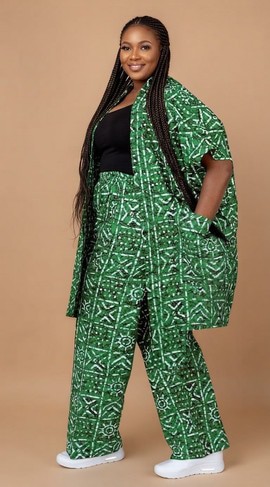 Ensemble deux pièces composé d’un kimono à imprimé abstrait vert et blanc et d’un pantalon à jambes larges