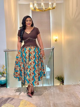 Élégante robe évasée en Ankara | Robe évasée à corsage uni en imprimé africain | Robe en Ankara confectionnée sur mesure