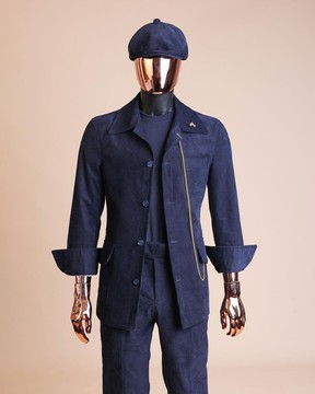 Une veste en velours côtelé bleu marine