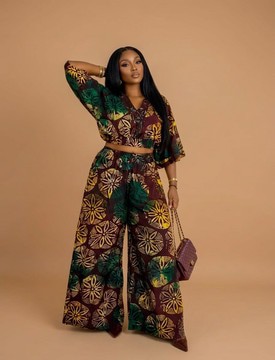 Ensemble deux pièces composé d’un crop top en batik floral et d’un pantalon à jambes larges
