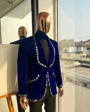 Un costume de smoking bleu amiral en velours à revers châle