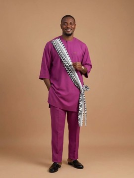 Ensemble sénateur deux pièces magenta avec écharpe à motifs noirs et blancs