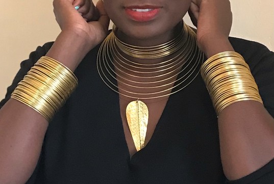 Un ensemble de tour de cou et de poignets en laiton, de poignets en laiton, de bijoux de déclaration