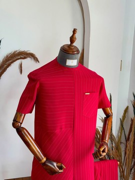 Ensemble traditionnel deux pièces pour homme, rouge à fines rayures, avec haut à poche poitrine et pantalon