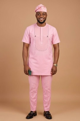 Costume sénateur rose avec détails en U sur la poitrine et casquette Fila assortie