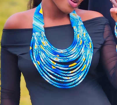 Maxi necklace in blue and gold wax