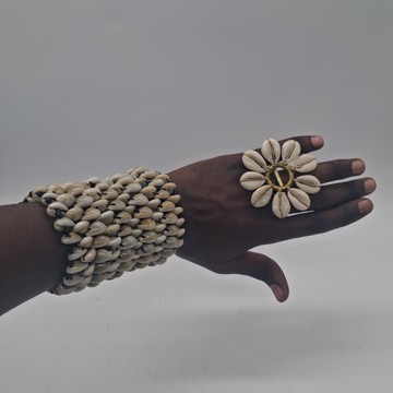 Bracelet manchette en coquillages cauris fait main et bague fleur en laiton, bracelet large à perles.