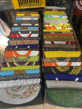 10 pochettes en cuir perlé