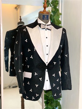 Jacquard à motif de fleurs noires avec ornements sur toute la surface du vêtement
