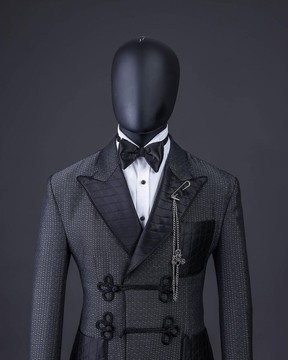 Un costume de smoking royal à carreaux gris et noir à double boutonnage