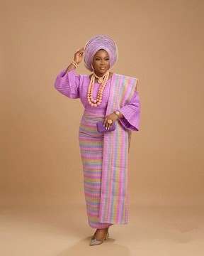 Ensemble traditionnel nigérian élégant pour femme : iro et buba aso-oke pastel lavande, ipele et gele automatique