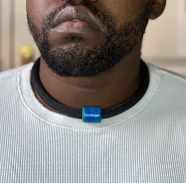 MANLY24-01 : collier ras de cou bleu (homme ou femme)