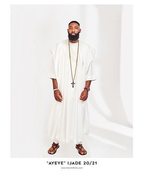 Un agbada blanc ivoire «Ayeye» Ijade 20/21.