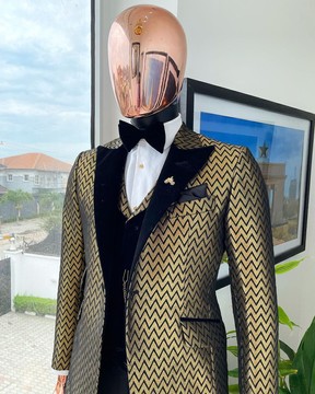 Un costume de smoking à motif zigzag doré et noir