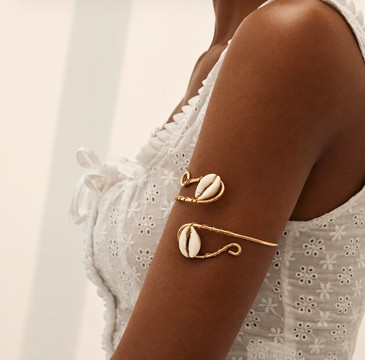 A pretty gold bracelet adorned with a natural white seashell