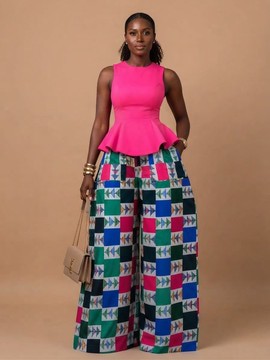 Ensemble composé d’un haut péplum rose vif et d’un pantalon africain multicolore à jambes larges