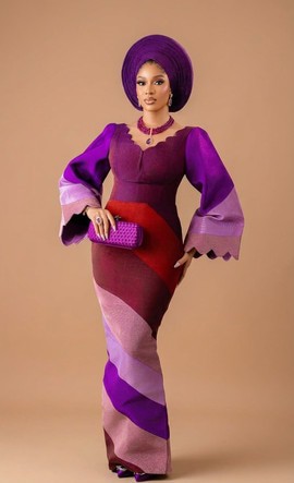 Élégante robe longue en Aso-Oke tissé à la main, aux tons violet et magenta, avec un gele assorti pré-noué