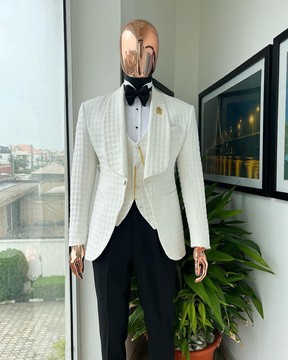 Un costume et un pantalon de smoking blanc ivoire en jacquard floral gonflé à revers châle.