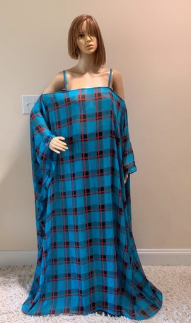 Robe caftan longue transparente en mousseline de soie à rayures bleues avec épaules dénudées