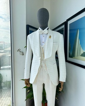 Un costume de smoking et un pantalon en jacquard fleuri blanc ivoire à revers châle