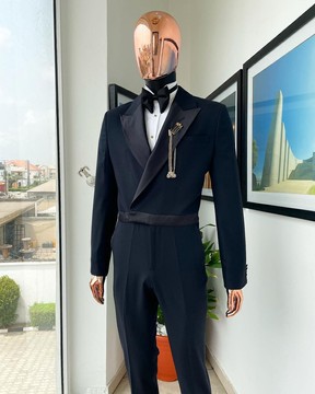 Un costume de smoking et un nœud papillon Jump "juxedo" noir anthracite à revers en pointe