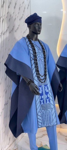 Ensemble Agbada brodé bleu bicolore pour homme – Robe traditionnelle à manches cape avec bonnet et pantalon