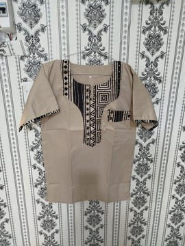 Chemise Heritage couleur sable avec bordure en bogolan symbolique, chemise africaine traditionnelle moderne