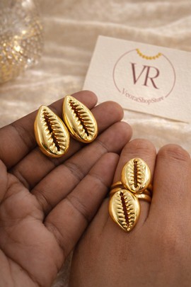 Parure « Cauris Impériaux » – Boucles d'Oreilles + Bague Ajustable